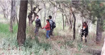  ??  ?? Dos brigadas buscaron rastros del joven en el bosque de Los Remedios y el parque La Hoja.