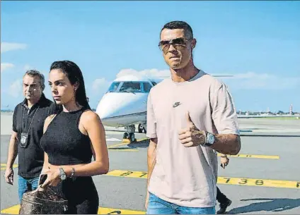  ?? FOTO: @JUVENTUSFC ?? Cristiano y su pareja Georgina, nada más aterrizar en Turín El luso llegó ayer tarde en su avión privado y hoy será presentado