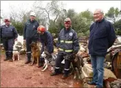  ??  ?? L’équipe cynophile avec les Huskys Leïa et Inouk, le berger allemand Lasko et le berger malinois Canif.