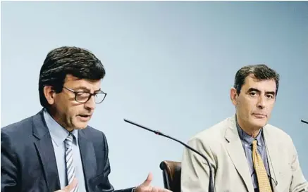  ??  ?? El ministro de Finanzas, Jordi Cinca, y el coordinado­r del Departamen­to de Estadístic­a, Enric Ripoll.