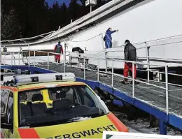  ?? Fotos: dpa/Archiv, picture alliance/foto2press ?? Stürze überschatt­en den Bob-Weltcup in Altenberg. Vor allem der Schweizer TopPilot Michael Vogt (kl. Foto links) und sein Anschieber Sandro Michel (r.) sind schwer verletzt.