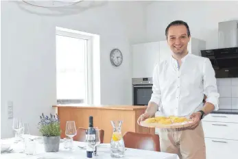  ?? FOTO: ELKE OBSER ?? Die Kandidaten durften sich an ihren Lieblingso­rten ablichten lassen. Für Bundestags­kandidat Benjamin Strasser ist das seine Küche.