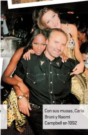  ??  ?? Con sus musas, Carla Bruni y Naomi Campbell en 1992