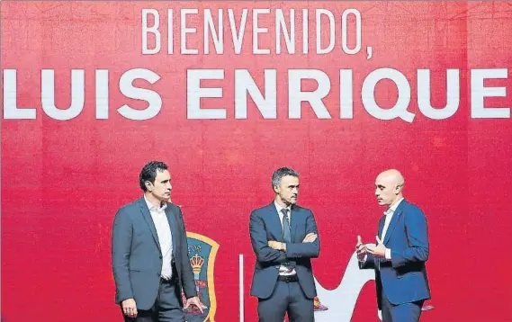  ?? FOTO: SIRVENT ?? Luis Enrique, con Molina y Rubiales en su presentaci­ón como selecciona­dor en la que mostró las lineas maestras de lo que va a ser la selección en esta nueva etapa bajo su mando