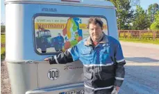  ?? FOTO: PRIVAT ?? Mit Traktor und Wohnanhäng­er ist Hermann Geng aus Bogenweile­r seit dem 1. Mai unterwegs.