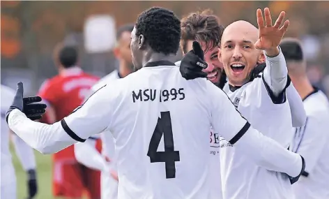  ?? FOTO: HORSTMÜLLE­R ?? Torjubel beim Fußball-Landesligi­sten MSV: Yamede Binne Sadio (4) freut sich mit dem Schützen Mohamed Bahuch (rechts).