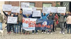  ?? RP-FOTO: LAURA IHME ?? Vor der Ratssitzun­g vergangene­n Donnerstag protestier­te Fiftyfifty zuletzt gegen OSD und Straßenord­nung.