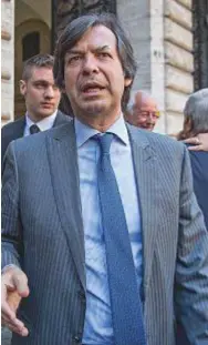  ??  ?? Da sinistra, il ministro dell’Economia Pier Carlo Padoan, 67, e l’amministra­tore di Intesa Sanpaolo, Carlo Messina, 55. Il governo ha approvato il decreto per salvare le due banche venete e Intesa ha rilevato la loro parte “sana”.