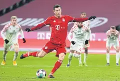  ?? REUTERS ?? Bayern Munich’s Robert Lewandowsk­i scores from the penalty spot.