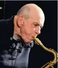  ??  ?? Der deutsche Tenorsaxof­onist Heinz Sau er spielte im Neuburger Jazzclub...