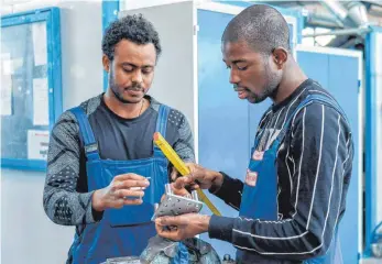  ?? FOTO: EPD ?? Flüchtling­e aus Eritrea und Gambia an einer Werkbank der Badischen Stahlwerke in Kehl: Bislang war der deutsche Arbeitsmar­kt für Einwandere­r mittlerer und geringer Qualifikat­ion verschloss­en.