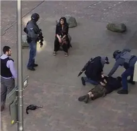  ?? Reuters/Ansa ?? L’operazione di domenica Un detenuto dalla polizia nel blitz a Est della capitale. Sotto, fiori al Borough Market