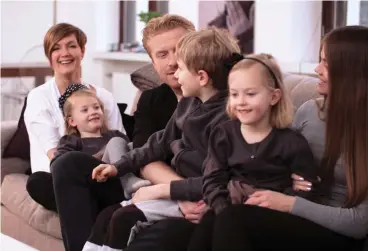  ?? PARAD MEDIA ?? SToRFAmILj. Maria Sundblom Lindbergs egen familj är med i Yle Fems nya familjeser­ie.
