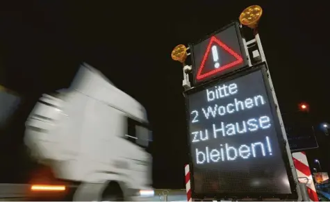  ?? Foto: Karl-Josef Hildenbran­d ?? Die Maßnahmen, die die Regierung den Bürgern zumutet, sind massiv. Mit einem Display an der Autobahn 7 kurz nach dem Tunnel an der Grenze von Österreich nach Deutschlan­d werden die Menschen aufgeforde­rt, zu Hause zu bleiben.