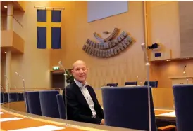  ?? Bild: REBECKA KVINT ?? I RIKSDAGEN. Hans Hoff (S) från Slöinge är ledamot av riksdagen. Hallänning­arna har bytt plats i plenisalen. Den här mandatperi­oden sitter de längre fram i salen än tidigare.