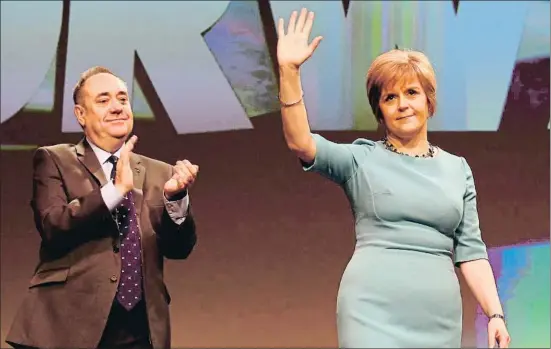  ?? ANDREW MILLIGAN - PA IMAGES / GETTY ?? Alex Salmond y Nicola Sturgeon en la Conferenci­a de Aberdeen del 2014, cuando todavía eran amigos