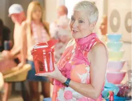  ?? STEPHEN M. DOWELL/ORLANDO SENTINEL ?? Sue Skirvin displays Tupperware’s “SuperSonic Chopper,” which comes in different sizes and doesn’t use electricit­y.