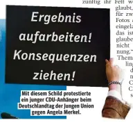  ?? ?? Mit diesem Schild protestier­te ein junger CDU-Anhänger beim Deutschlan­dtag der Jungen Union gegen Angela Merkel.