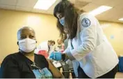  ?? E. JASON WAMBSGANS/CHICAGO TRIBUNE ?? Sheila Walker receives a COVID-19 vaccinatio­n from Mahvesh Hasan at a clinic for seniors at the Southwest Senior Center on Sept. 9 in Chicago.