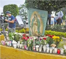  ?? DANIEL HIDALGO ?? Vecinos colocan un memorial por los fallecidos