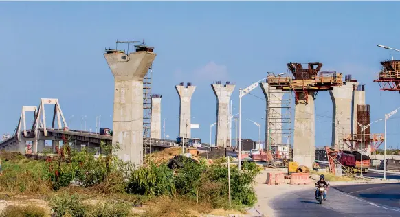  ?? FOTOS JUAN ANTONIO SÁNCHEZ ?? Actualment­e está listo el pilotaje y se vienen realizando labores en la construcci­ón de las columnas. El puente tendrá cicloruta.