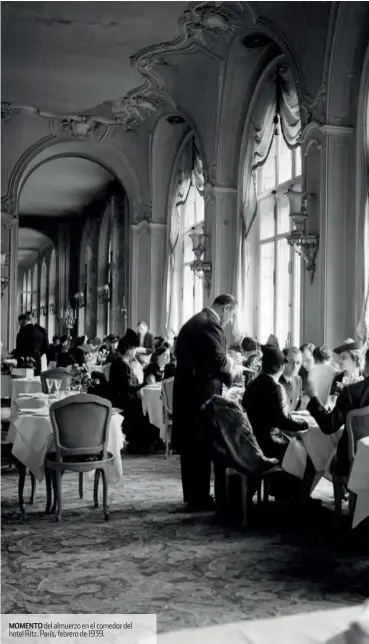  ??  ?? MOMENTO del almuerzo en el comedor del hotel Ritz. París, febrero de 1939.