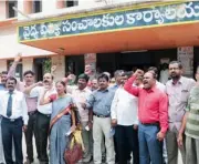  ?? — DC ?? Telangana doctors protest at the Director of Health and Medical Education’s office against the revision of their seniority status.