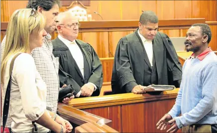  ?? Picture: EUGENE COETZEE ?? FACE TO FACE: Themba Hemp, 48, speaks to Bernaford van der Berg and Ronel Clark, in court