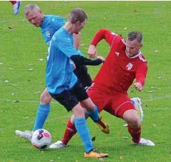  ?? FOTO: MARKUS WALTHER ?? Kalbsrieth­s Dustin Schmidt (in Rot) versucht sich gegen zwei Leimbacher durchzuset­zen.