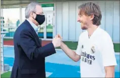  ??  ?? Florentino y Modric, en una imagen reciente en Valdebebas.