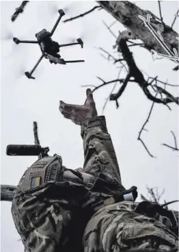  ?? Inna Varenytsia / Reuters ?? Un militar ucraniano lanza un dron FPV cerca de la ciudad de Bajmut.
