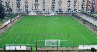  ??  ?? Gioiellino
Lo stadio di Scampia può ospitare fino a 1.300 spettatori