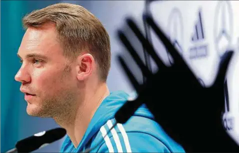  ?? Foto: Alexander Hassenstei­n ?? Die Drohung des frühen Ausscheide­ns schwebt über Manuel Neuer und der deutschen Mannschaft.