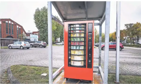  ?? RP-FOTO: HANS-JÜRGEN BAUER ?? Die Firma Hakle hat einen Klopapier-Automaten vor ihrer Verwaltung aufgestell­t.