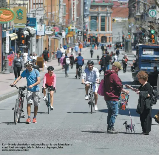  ?? PHOTO DIDIER DEBUSSCHÈR­E ?? L’arrêt de la circulatio­n automobile sur la rue Saint-jean a contribué au respect de la distance physique, hier.