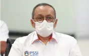  ?? HARITSAH ALMUDATSIR/JAWA POS ?? LANGSUNG BEKERJA: Akhmad Hadian Lukita tak bisa beristirah­at lama-lama setelah dinyatakan negatif dari virus korona.