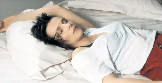  ??  ?? Die Sehnsucht nach männlicher Nähe kann erschöpfen: Juliette Binoche in Claire Denis’ „Meine schöne innere Sonne“.