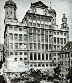  ?? Fotos: Sammlung Häußler ?? Der Fotograf dokumentie­rte im Jahr 1884 den Abbruch von 14 Anwesen. Sie hatten den Blick auf die Ostfassade des Rathauses verhindert.