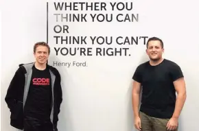  ??  ?? Mike Walmsley y Jordan Herbert, en las oficinas de Code Avengers en Hamilton, Nueva Zelanda.