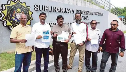  ?? [FOTO AHMAD IRHAM MOHD NOOR /BH] ?? Lokanathan (tiga dari kiri) menunjukka­n dokumen didakwa kes penyelewen­gan Samy Vellu di Ibu Pejabat SPRM, Putrajaya, semalam.
