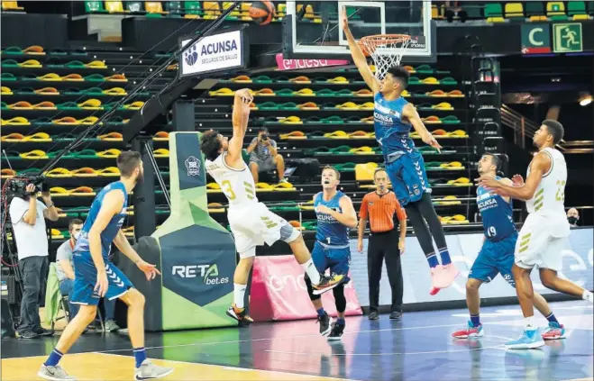  ??  ?? Sergio Llull, del Real Madrid, ejecuta un lanzamient­o acrobático ante el intento de tapón de Jaime Echenique, del Acunsa Gipuzkoa.