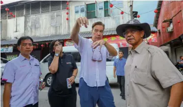  ??  ?? On location: Allyn briefing Abdul Karim (right) about the film as the ministry’s permanent secretary Hii Chang Kee (left) and Sarawak Tourism Board chief executive Sharzede Salleh Askor look on in Siniawan.