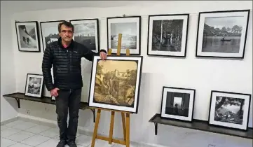  ?? (Photo K.L.) ?? Eric Grinda à la galerie la Bergère.
Ce taxiphote en bois avec ses deux gros yeux ronds pour regarder à travers est une visionneus­e stéréoscop­ique, datant de . En son centre, il abrite des paniers avec les clichés, comme pour les diapositiv­es.