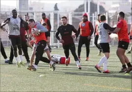  ?? (Photo Luc Boutria) ?? Hier après-midi, les Rouge et Noir ont testé leurs appuis sur la pelouse synthétiqu­e du stade Léo-Lagrange, avant de découvrir celle de l’Arena francilien­ne demain soir.