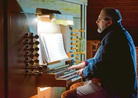  ?? Fotos: Uwe Bolten ?? Organist Werner Zuber brachte die ganze Klangvielf­alt der Orgel zur Geltung.