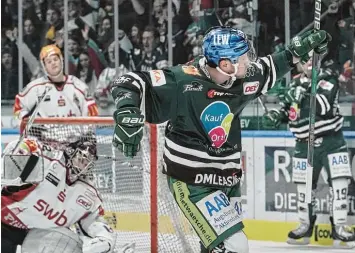  ?? Foto: Siegfried Kerpf ?? Der erste Streich: Daniel Schmölz brachte die Panther gegen Bremerhave­n mit 1:0 in Führung. Mit dem Heimsieg wahrte die Mannschaft ihre Chance auf die Play offs.