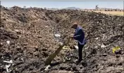  ?? (Photo MaxPPP/EPA) ?? Le p.-d.g. de la compagnie Ethiopian Airlines s’est rendu sur les lieux, où l’appareil a creusé un impression­nant cratère.