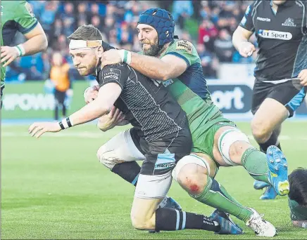  ?? Picture: SNS ?? IN CONTROL: Glasgow Warriors’ Finn Russell keeps a tight grip of the ball before touching down for a try.