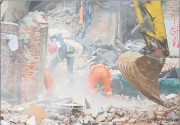  ?? — AFP photo ?? Rescuers search after a building collapsed burying several people in Swiebodzic­e.