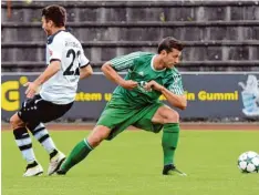  ?? Foto: Brugger ?? Ausgebrems­t: Der neue FCG Innenverte­idiger Maximilian Heinle (rechts) bot eine starke Leistung und stoppte den Ansbacher Sven Landshuter.